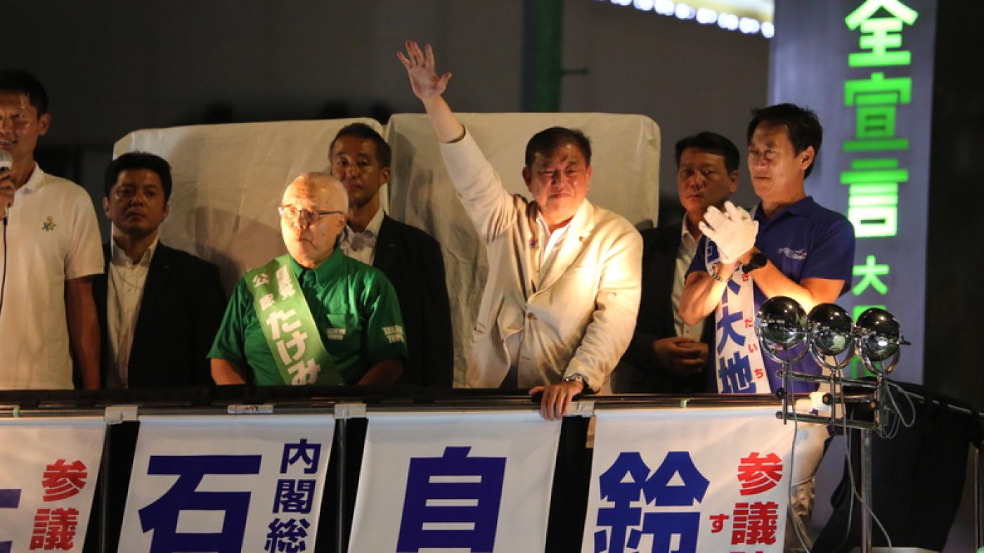 日本參議院大選20日投開票，各政黨19日在選前之夜總動員。自民黨總裁、首相石破茂（前排右2）在東京JR蒲田車站前，向選民最後拜票。 中央社