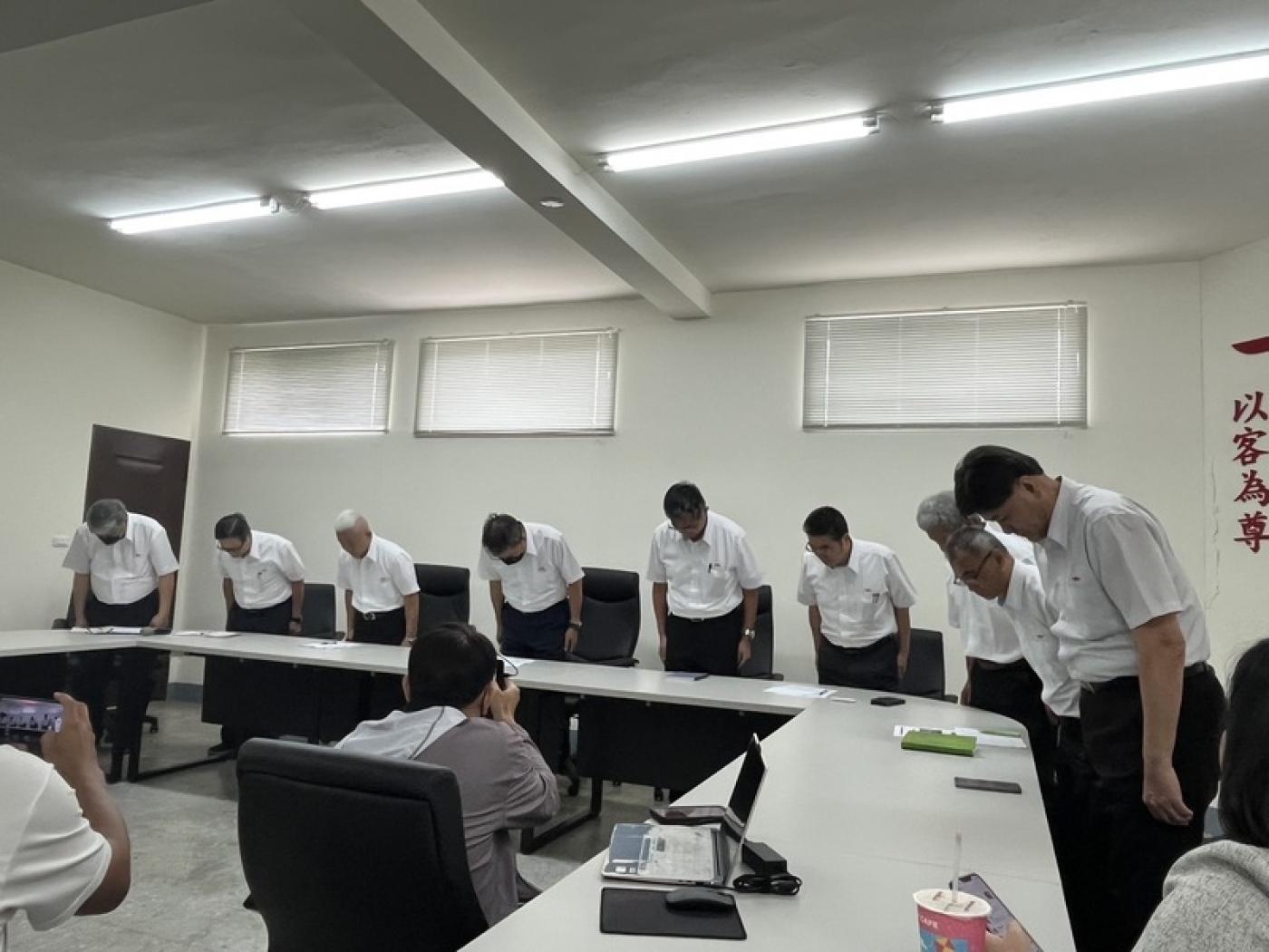 衛生福利部桃園醫院乳房外科主任醫師周佳正19日在台北市過馬路時遭公車撞死，肇事的欣欣客運20日召開記者會，董事長范大維（左4）鞠躬致歉，強調會負起相關責任。 中央社