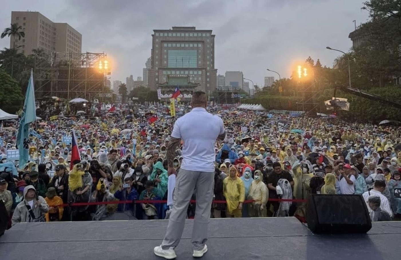 朱立倫邀請館長參加反罷免25日決戰之夜，圖為426反獨裁，館長參加國民黨在凱道的活動。翻攝臉書飆悍