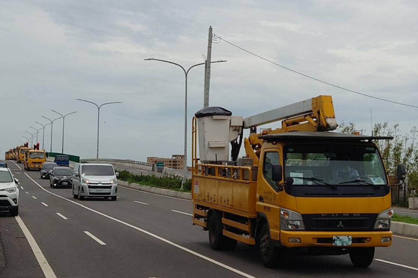 台電工程車帶隊領著因公殉職的李元瀚回到台南家中。中央社