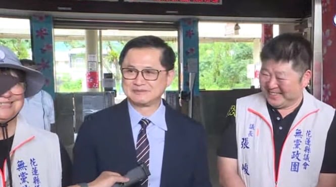 童子賢（穿西裝者）到為罷免傅崐萁的議長張峻等人加油。翻攝網路