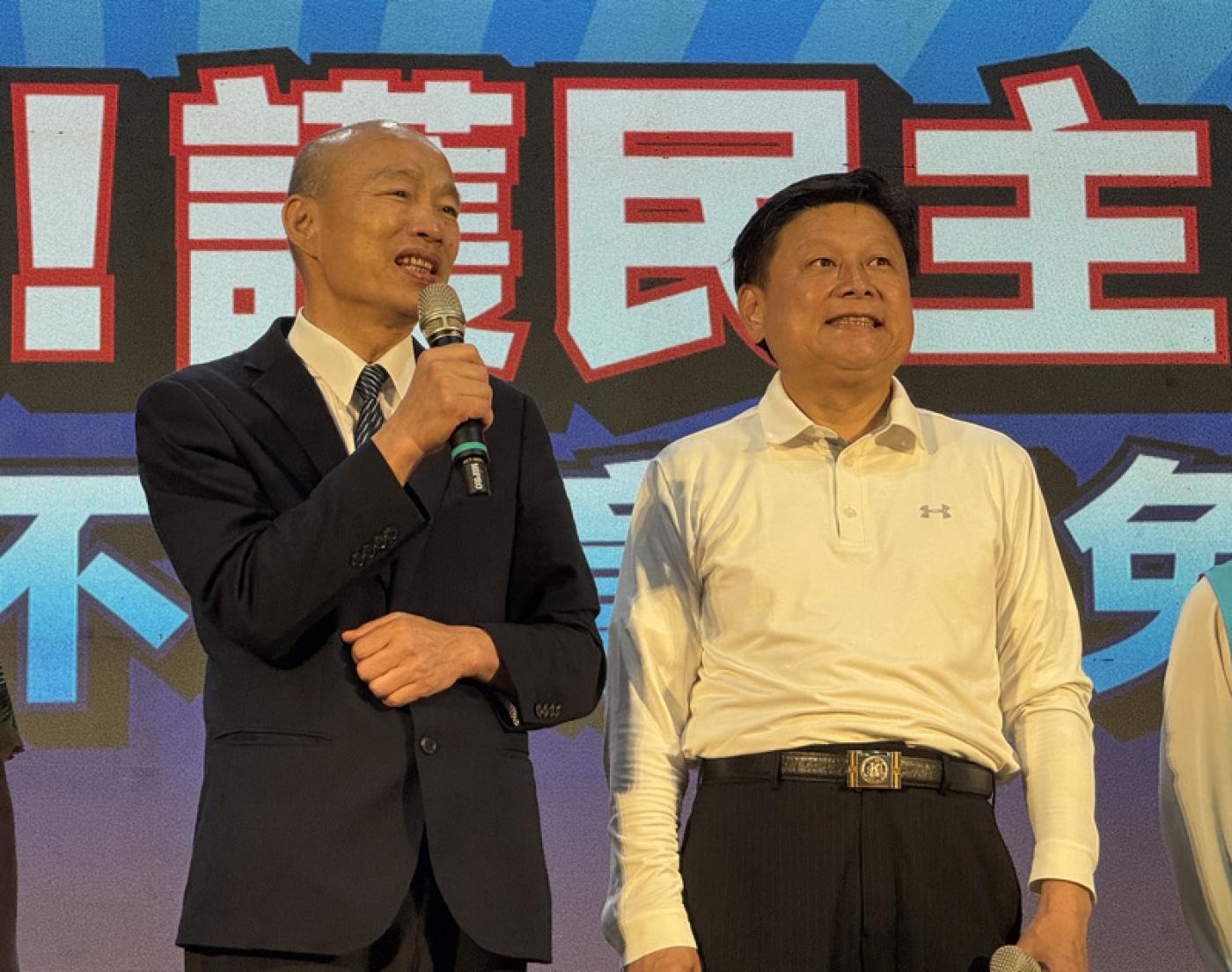 國民黨花蓮縣黨部19日舉行2場「反罷免護民主」造勢活動，立法院長韓國瑜（左）現身挺傅崐萁（右）。中央社