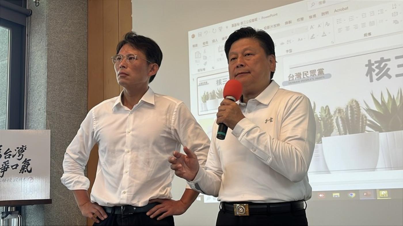 民眾黨主席黃國昌（左）22日出席核三延役公投花蓮座談會，國民黨立委傅崐萁（右）受邀參與。中央社