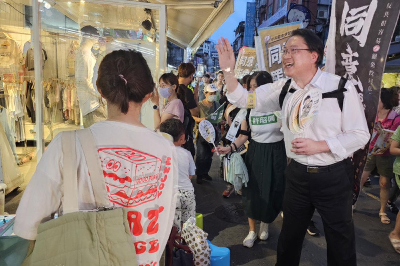 民進黨秘書長林右昌（前右）22日晚間赴永和區樂華夜市，呼籲大家26日票投同意罷免，國民黨投書外媒表示，大罷免將造成區域安全風險。 中央社