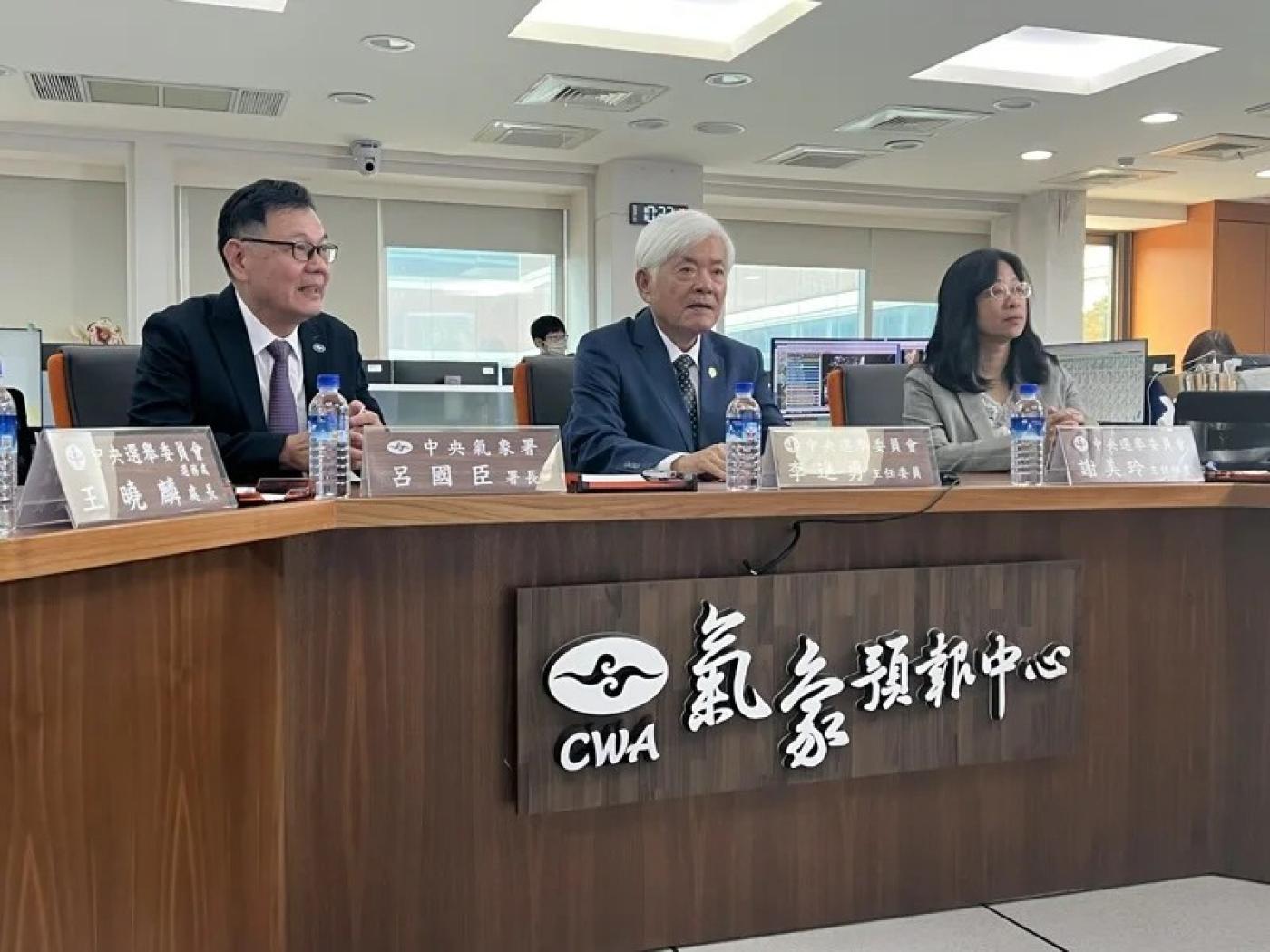 中選會主委李進勇（中）到氣象署了解颱風動態。中選會提供