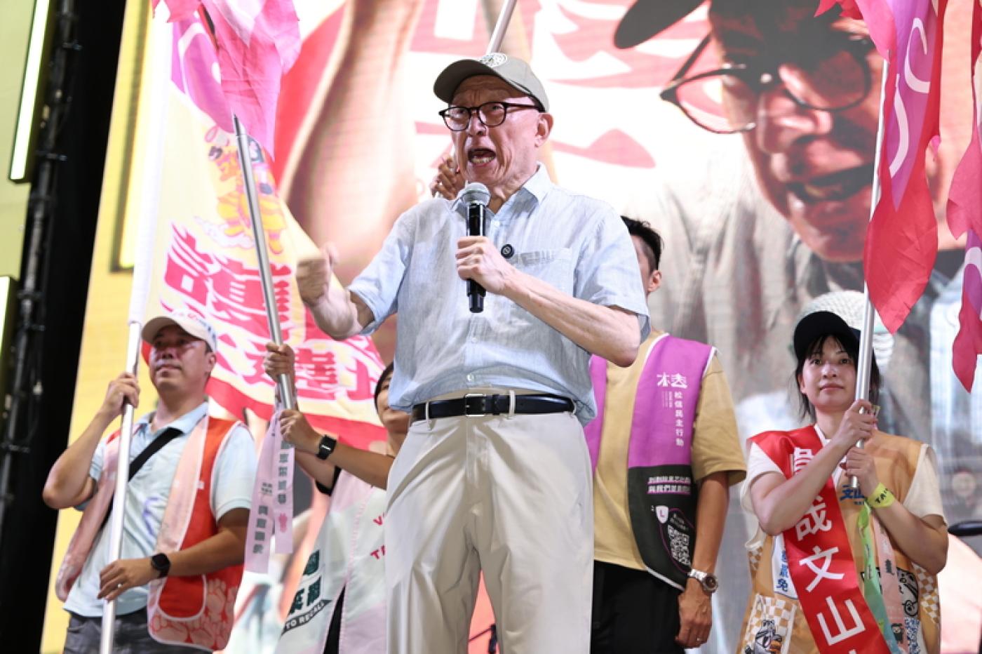 聯電創辦人曹興誠（中）19日呼籲民眾用手中選票守護民主台灣、26日務必票投同意罷免。中央社