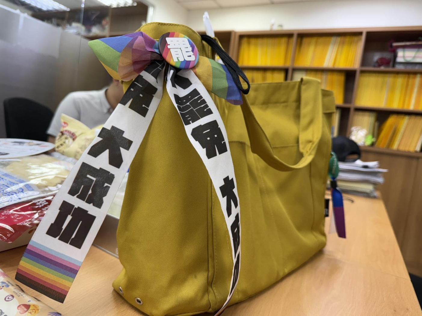 陳培瑜23日不滿表示，她的訪客背包繫著「大罷免大成功」飄帶，遭立院警衛要求拿下來。翻攝陳培瑜臉書
