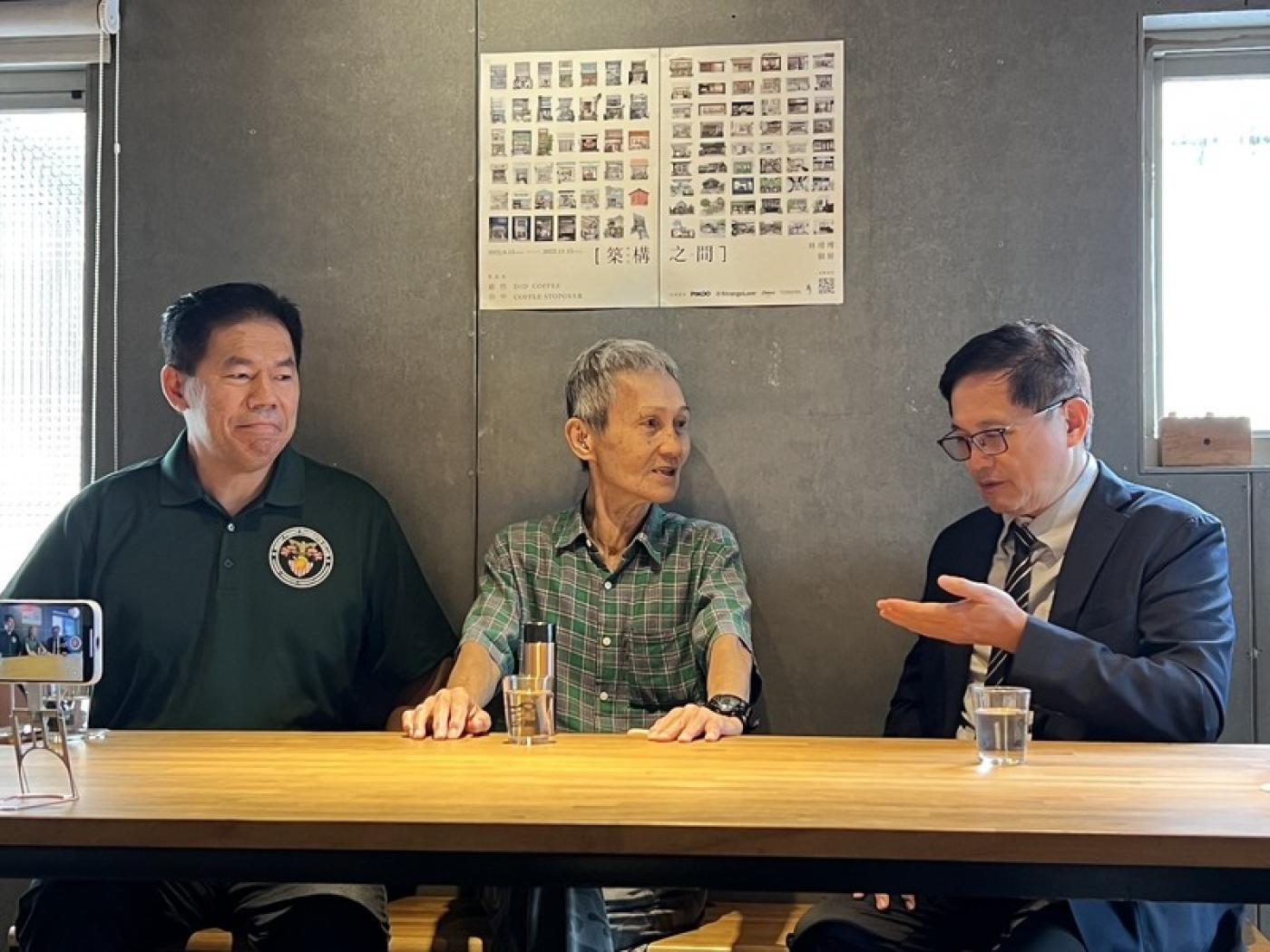 和碩董事長童子賢（右）表態支持罷免國民黨立委傅崐萁，他22日到花蓮與「葉霸」葉春蓮（中）等人會面。 曙光花蓮提供