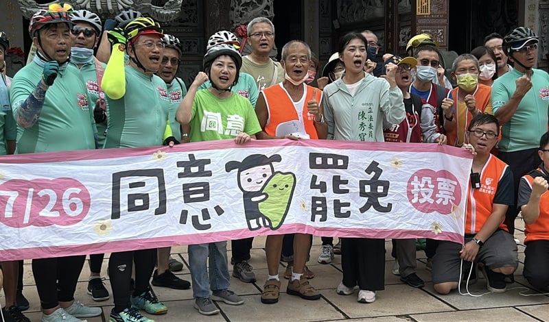 民進黨立委陳秀寳（前左5）、范雲（前左3）19日與「妃妃鐵馬隊」騎單車繞行雲林虎尾，向民眾訴求投同意罷免票、下架不適任立委。 民進黨雲林縣黨部提供