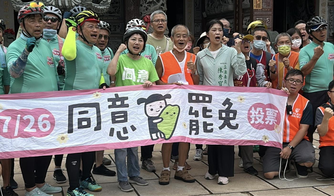 民進黨立委陳秀寳（前左5）、范雲（前左3）19日與「妃妃鐵馬隊」騎單車繞行雲林虎尾，向民眾訴求投同意罷免票、下架不適任立委。 民進黨雲林縣黨部提供