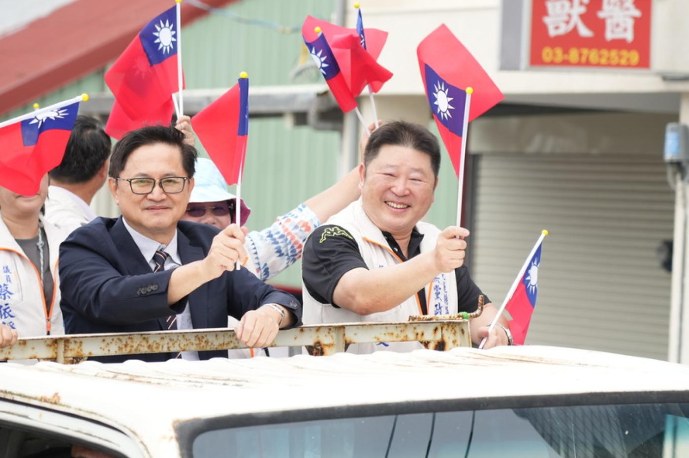 童子賢表態（左）支持罷免中國國民黨籍立法委員傅崐萁，22日到花蓮參與罷免團隊車掃，與花蓮縣議會議長張峻（右）同車。中央社