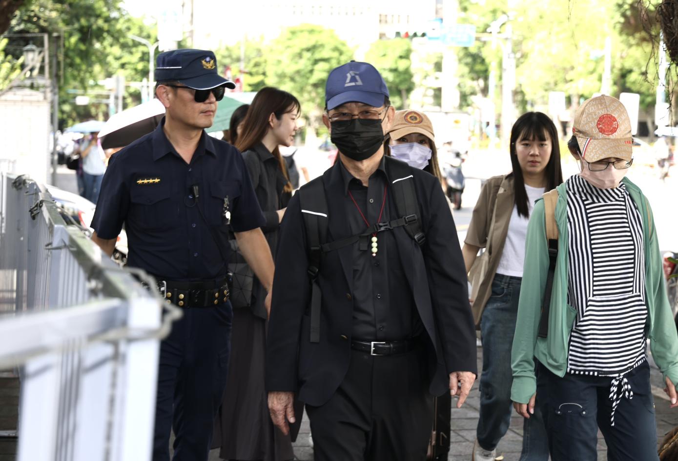 前台北市副市長彭振聲（前）原本10日以證人身分出席，但妻子過世，改24日到庭。 林啟弘攝