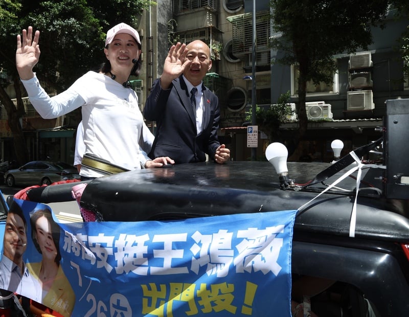 立法院長韓國瑜（右）24日陪同國民黨立委王鴻薇（左）車隊掃街，呼籲支持民眾投下不同意罷免票。中央社
