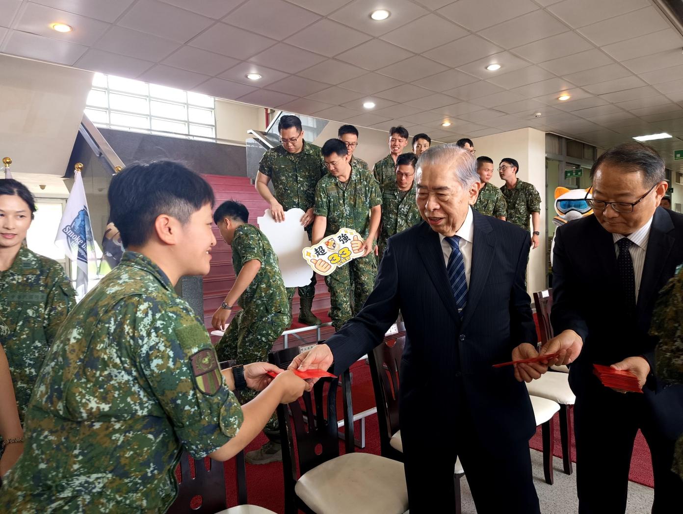 軍人之友社榮譽理事長李棟樑慰問桃園駐軍肯定官兵演習辛勞。王烱華攝