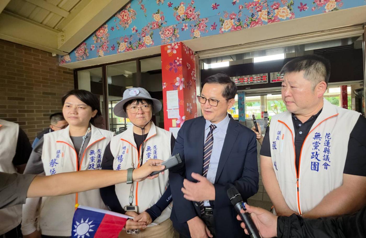 和碩董事長童子賢（右2）22日上午到花蓮，參與花蓮縣議會議長張峻（右）及罷免團隊掃街行動。中央社
