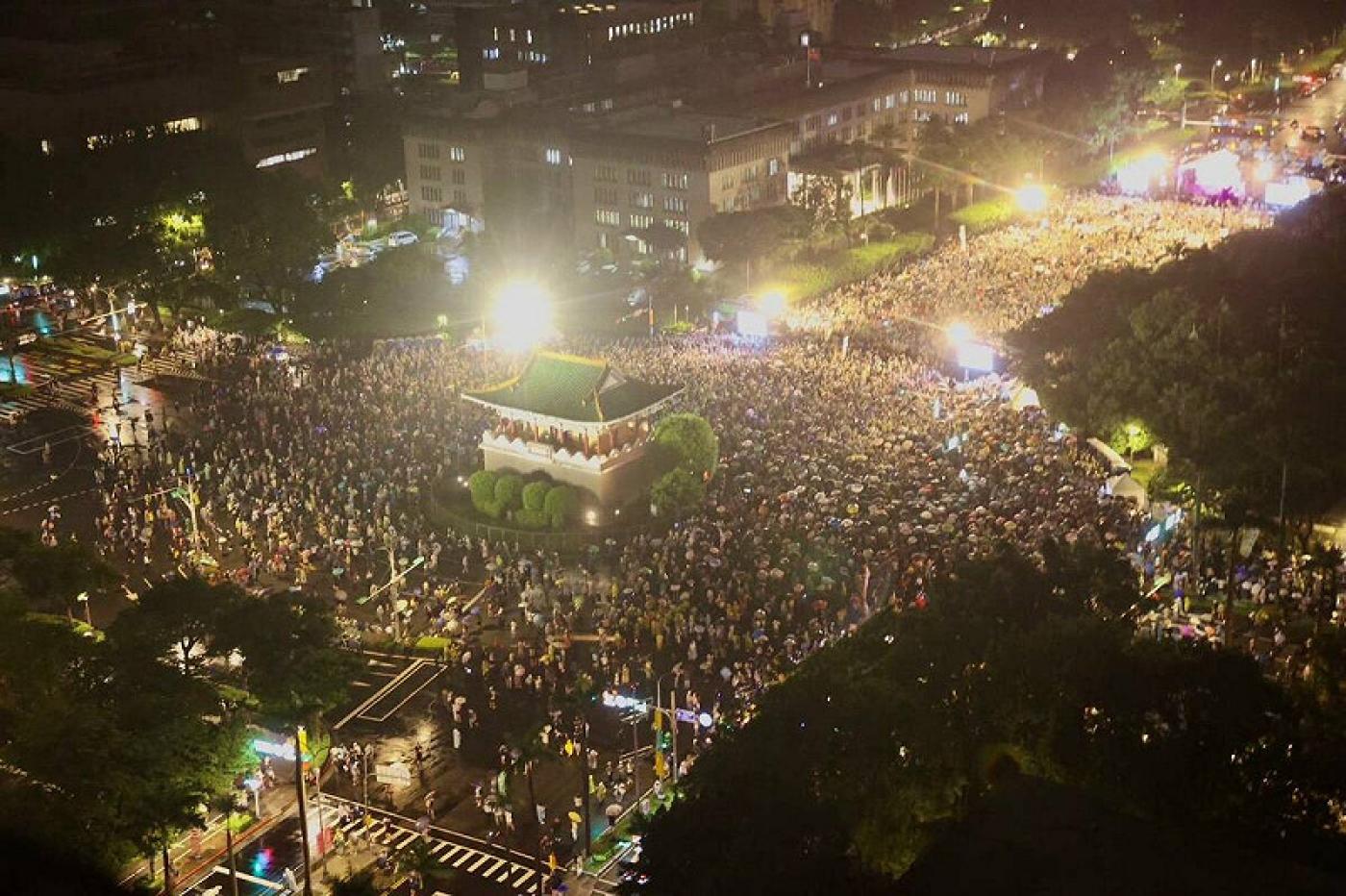 10萬人不畏風雨，晚間上凱道力挺大罷免。反共護台志工聯盟提供