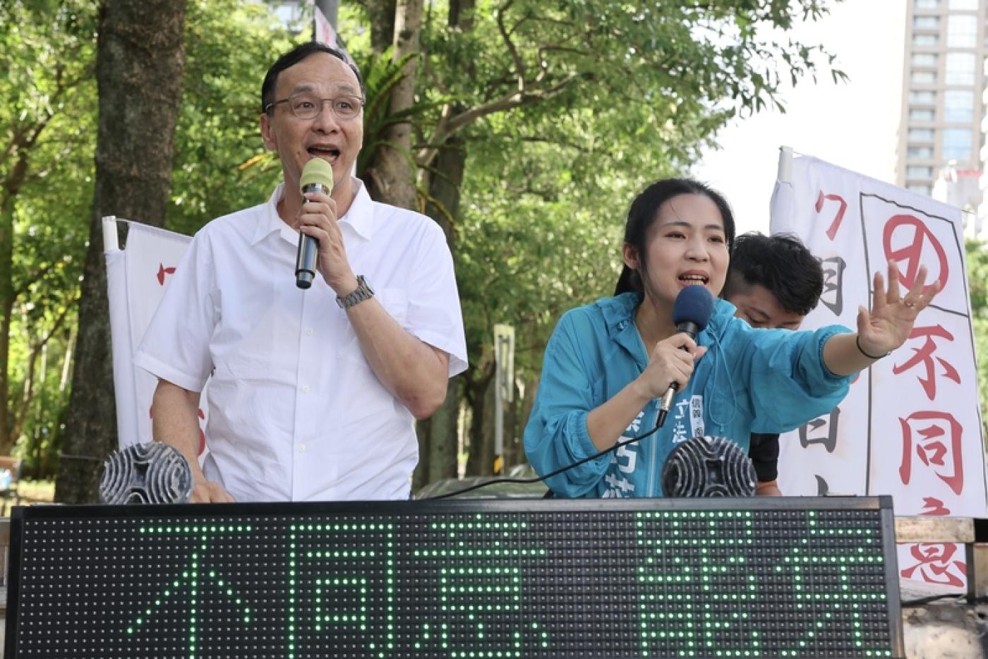國民黨立委徐巧芯（前右）23日下午在黨主席朱立倫（左）陪同下，在台北市信義區車隊掃街，懇託民眾票投不同意罷免。中央社