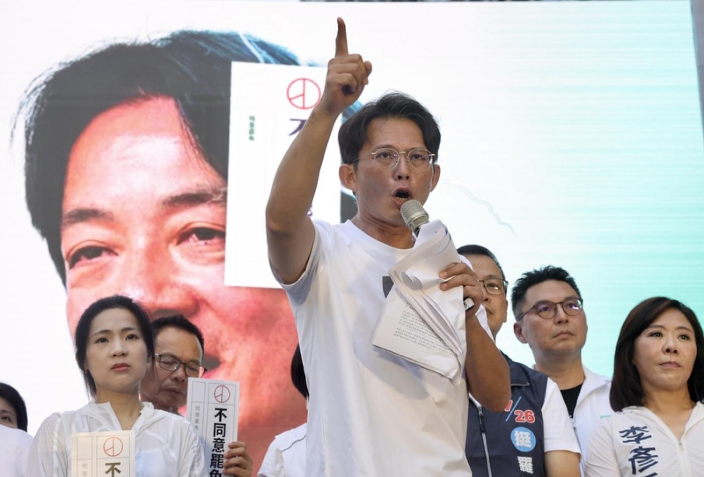 民眾黨主席黃國昌（前）20日出席民眾黨反罷造勢活動會，呼籲支持者7月26日站出來不同意罷免。中央社