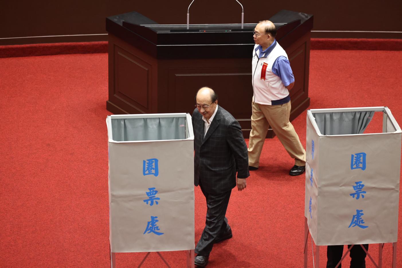 立院25日進行大法官人事同事權案投票，圖為民進黨團總召柯建銘準備投票。林啟弘攝