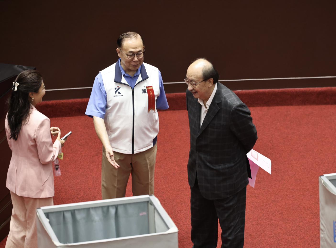 立法院會25日進行司法院大法官人事同意權案記名投票表決，民進黨團總召柯建銘（右）等進議場投票。林啟弘攝