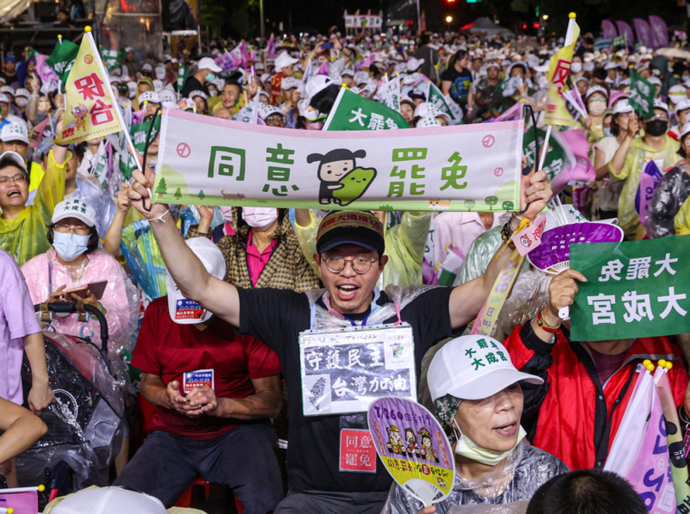  反共護台志工聯盟25日晚間選在立法院旁濟南路舉行「為民主守夜 公民集氣晚會」，與會者帶著標語布條到場，不畏風雨展現罷免決心。中央社