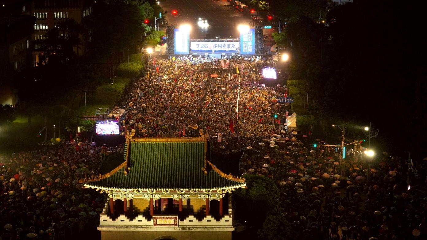 國民黨今晚在凱道舉行「不同意罷免」集會，15萬人擠爆現場。國民黨提供