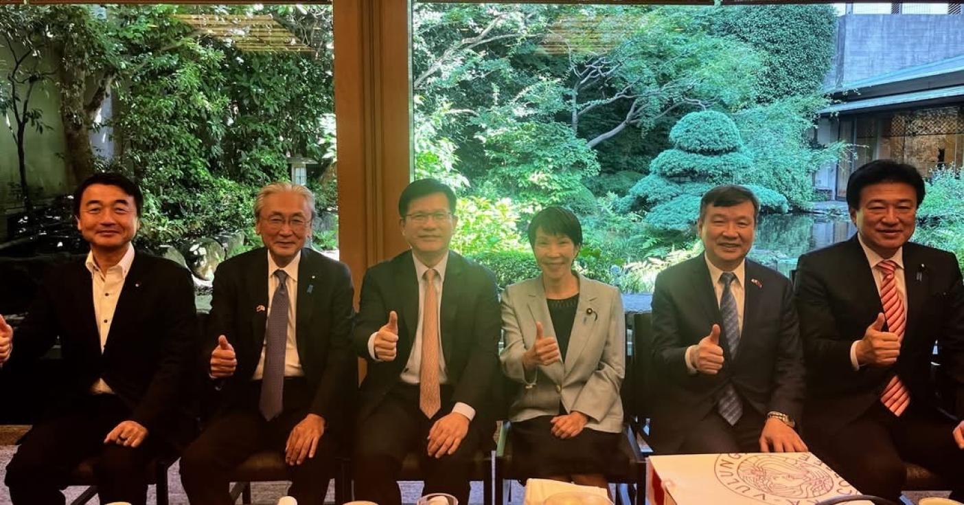 林佳龍（左3）和李逸洋（右2）在日本和親台派國會議員見面，在C位的是林佳龍和高市早苗（右3）。翻攝古屋圭司臉書