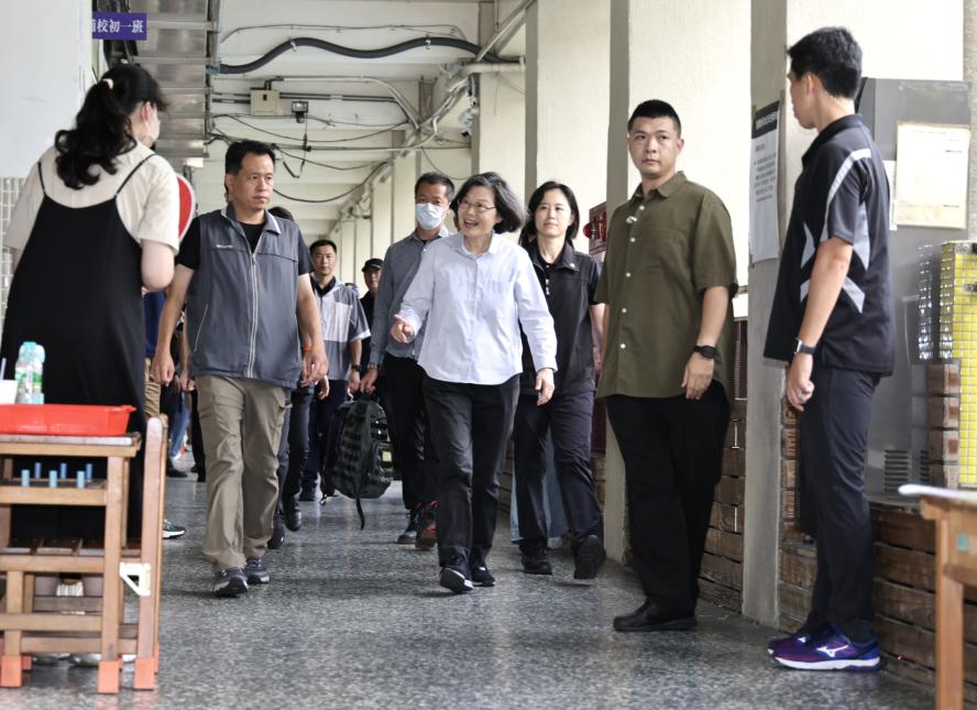 【圖輯】罷免投票開跑！蔣萬安扮母雞陪5立委投票　蔡英文現身投票不受訪