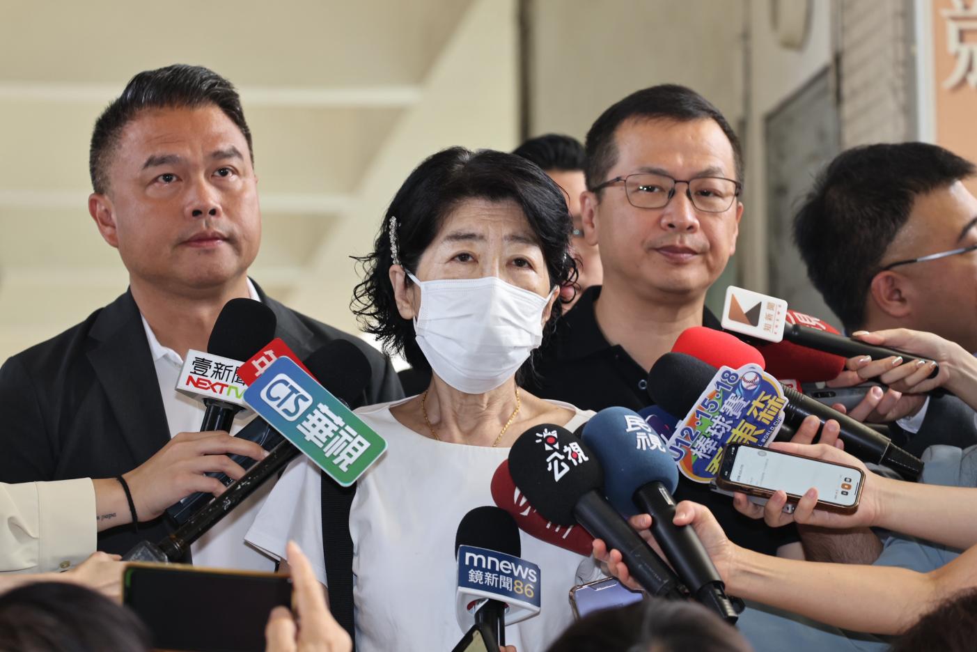 陳佩琪穿著白色上衣出現在投票所前，她說這是第一次沒有由柯文哲陪同投票。林啟弘攝