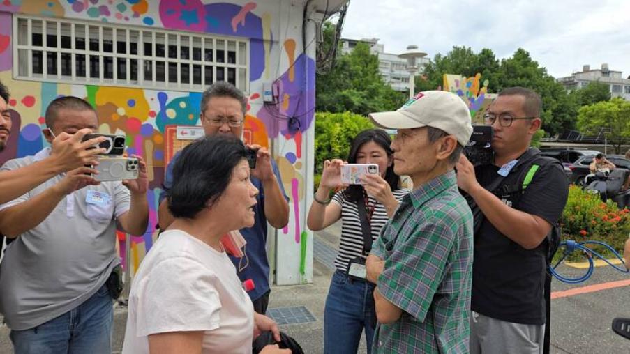 「葉霸」投票所前遇攔路理論　婦人稱：妳教壞我兒子