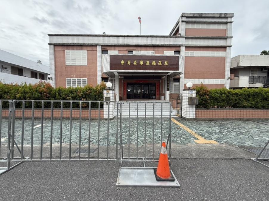 選票被風吹走了？多地投開票所傳異常　花蓮選務人員涉違規遭解任送檢調