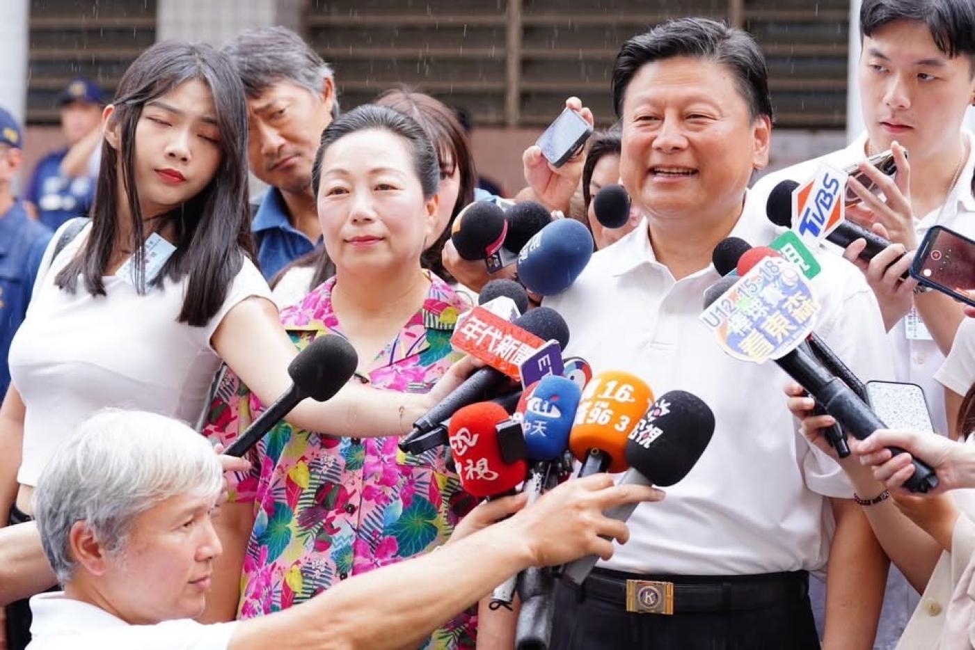 傅崐萁和徐榛蔚一起去投票，兩人笑容滿面。翻攝傅崐萁臉書