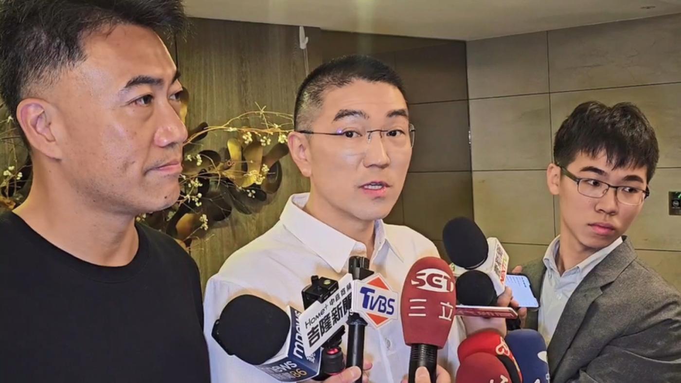 基隆市長謝國樑（中）26日上午陪同國民黨立委林沛祥（左）前往投票前受訪表示，希望朝野今天過後能握手言和，回到理性、務實溝通。中央社