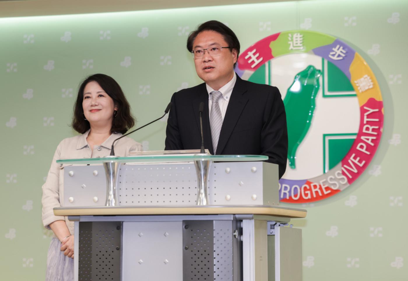 民進黨晚間在中央黨部召開記者會，由黨秘書長林右昌（右）與立院黨團幹事長吳思瑤（左）出席發表談話。 中央社