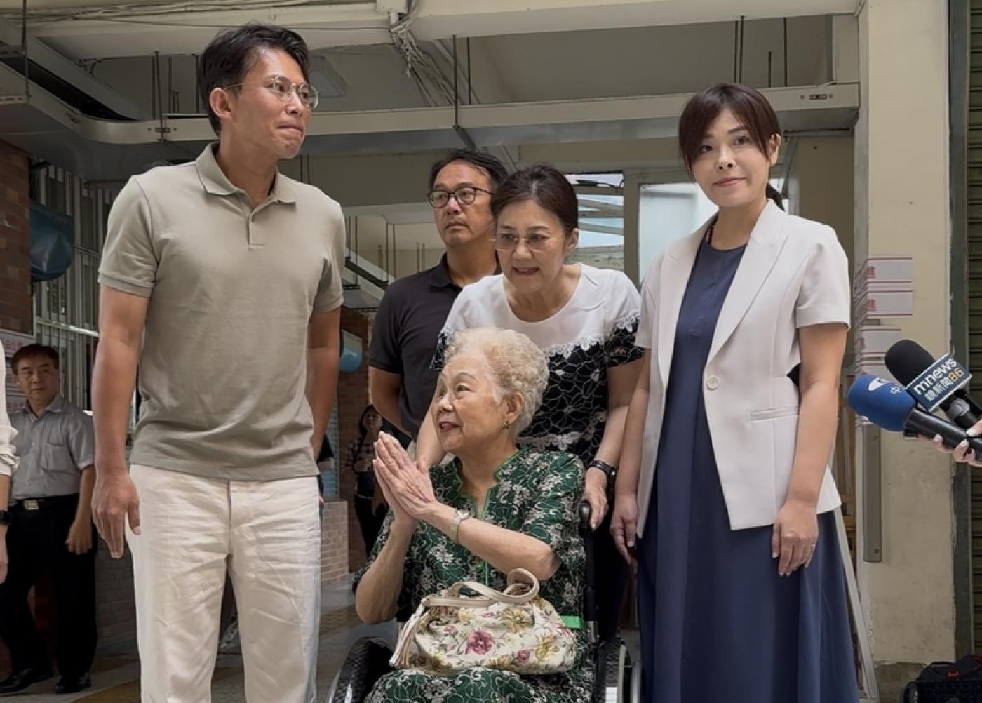 前民眾黨主席柯文哲的母親何瑞英（前排中）在民眾黨主席黃國昌（前排左）、停職中的新竹市長高虹安（前排右）及柯文哲胞妹柯美蘭（2排中）陪同下投票。中央社