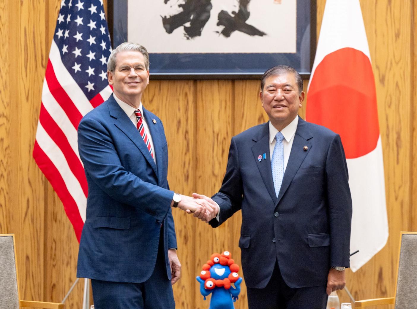 日本首相石破茂在參議院改選前接見美國財政部長貝森特，石破茂敗選後，美國馬上和日本完成15%關稅，被解讀成「川普不喜歡石破茂」。翻攝日本首相官網