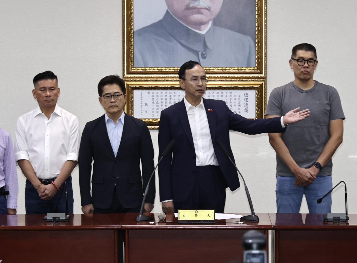 ˙朱立倫率領國民黨走過罷免壓力，小笠原欣幸認為，關鍵是「過濾雜質」發酵成轉捩點。