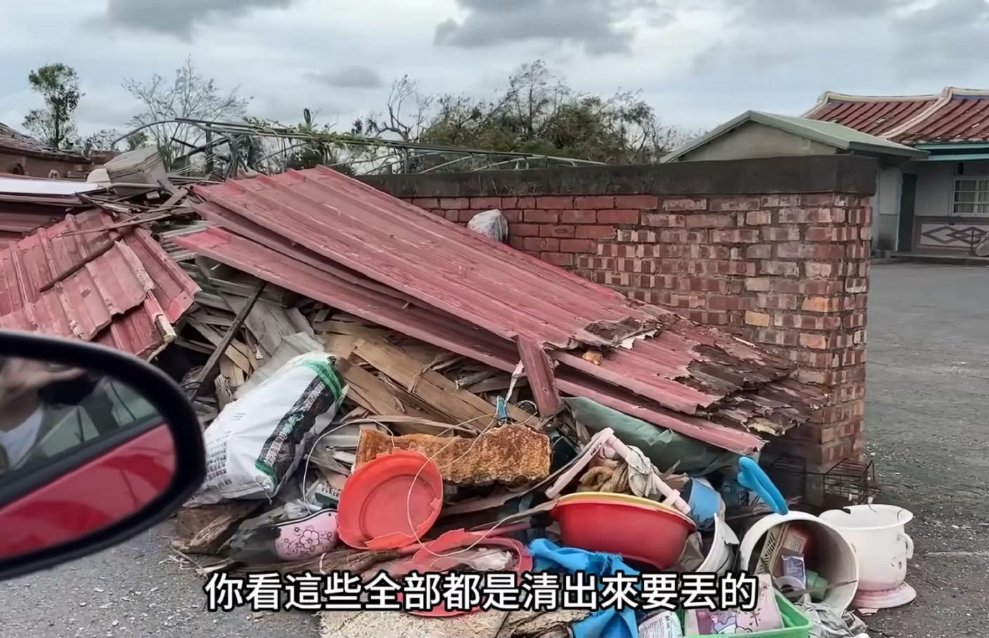 YTR「陳乖乖」回台南鹽水老家拍攝風災慘況，只見垃圾還堆在街邊，引來台南市長黃偉哲發文回應。翻攝「乖乖醒著的時候Guai_wakeup」YT頻道