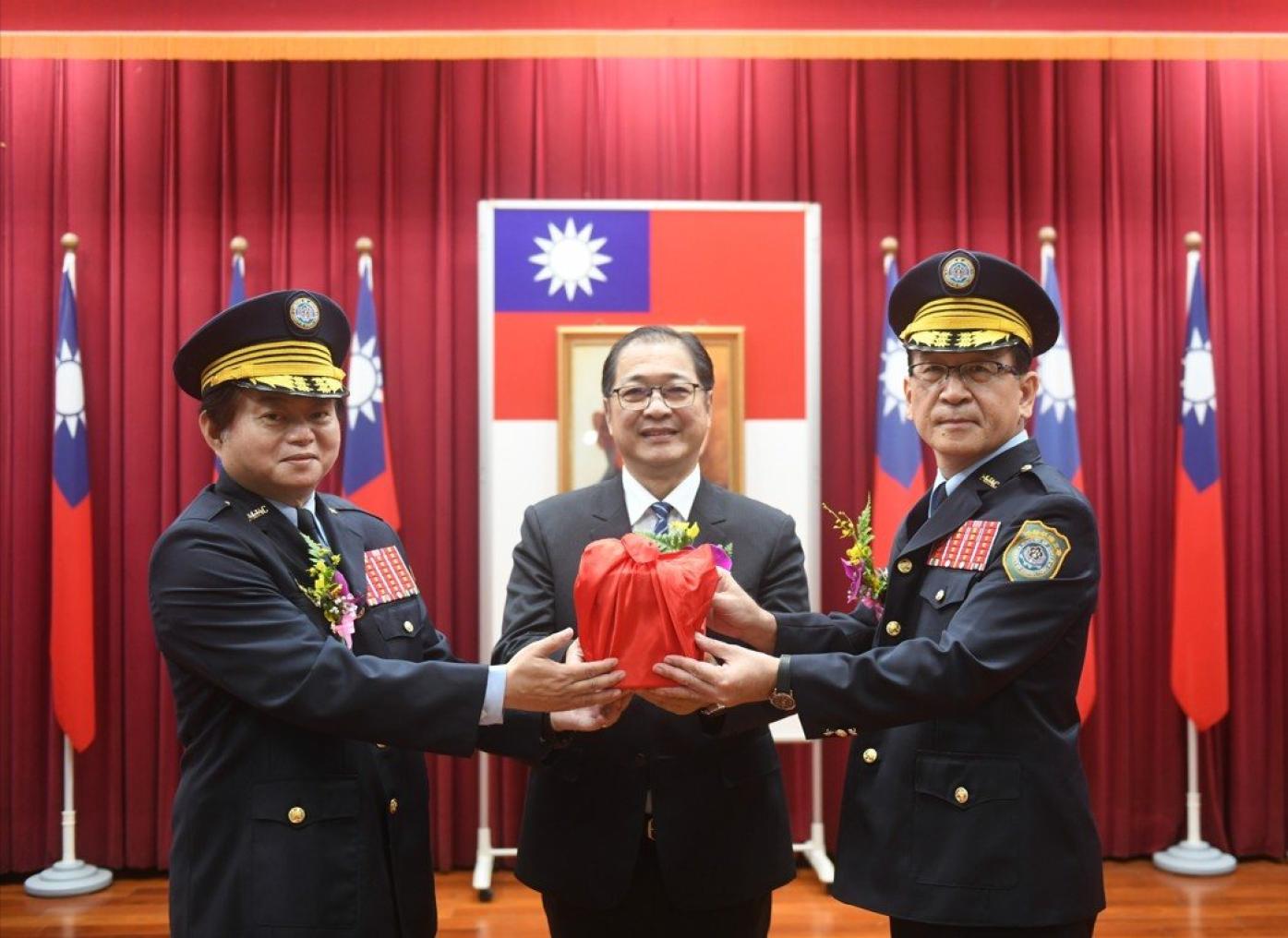 卸任矯正署長周輝煌（左）7月16日在法務部長鄭銘謙（中）監交下，把印信交給新任矯正署長林憲銘（右），林憲銘28日發布就任後首起人事案。法務部提供