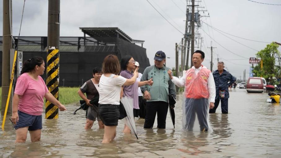 嘉義縣、台南、高雄、屏東停班課　鄭明典：西南氣流強勁又潮濕如「大氣長河」