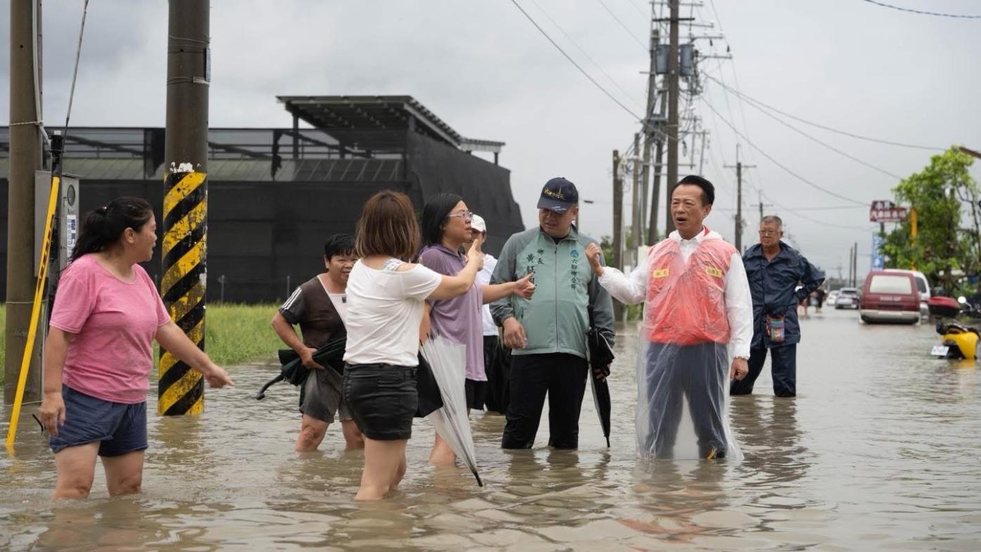 翁章梁（穿紅背心）涉水聽民眾抱怨，南台灣近月來風災又豪雨，讓民眾苦不堪言。翻攝翁章梁臉書