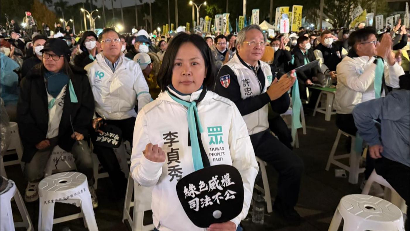 民眾黨不分區立委第15名的李貞秀為「兩年條款」砲轟媒體人黃光芹。翻攝李貞秀臉書