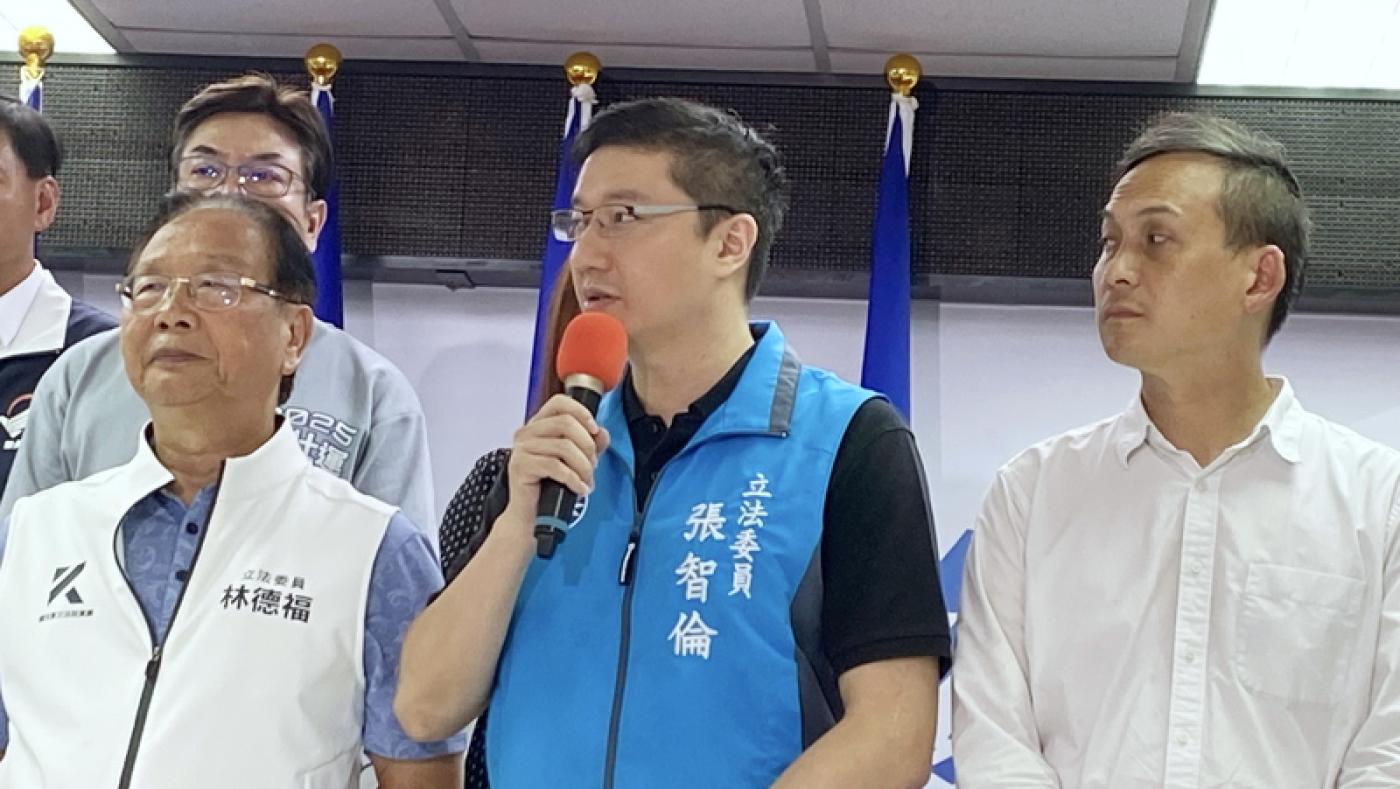 國民黨新北市立委張智倫（中）、葉元之（右）、林德福（前左）等人罷免案皆未通過，26日晚間共同出面感謝選民支持。中央社