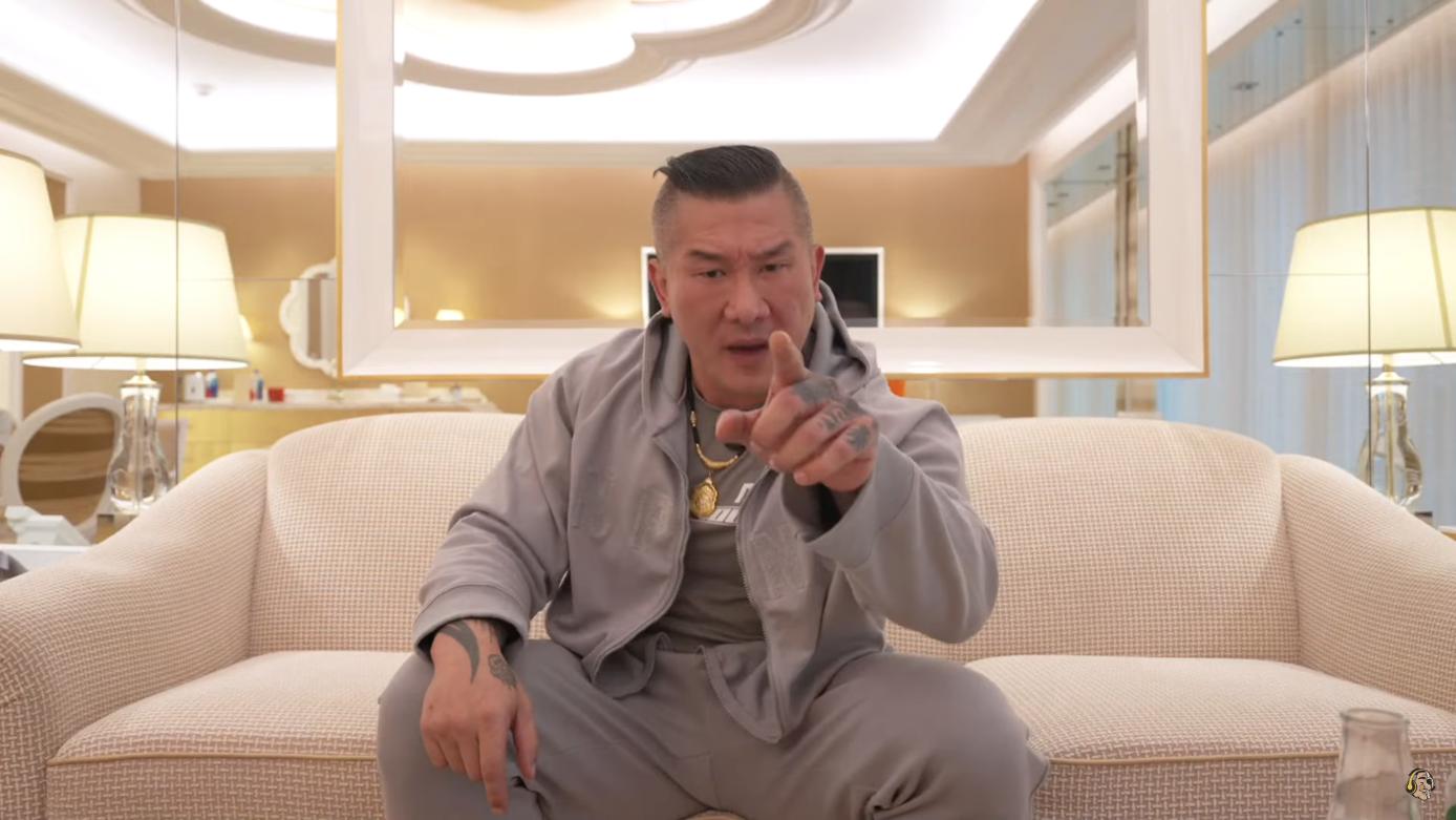 館長昨天對黃光芹訪問黃國昌的內容不滿，還說到現在沒賺中國一毛錢。翻攝館長惡名昭彰YT