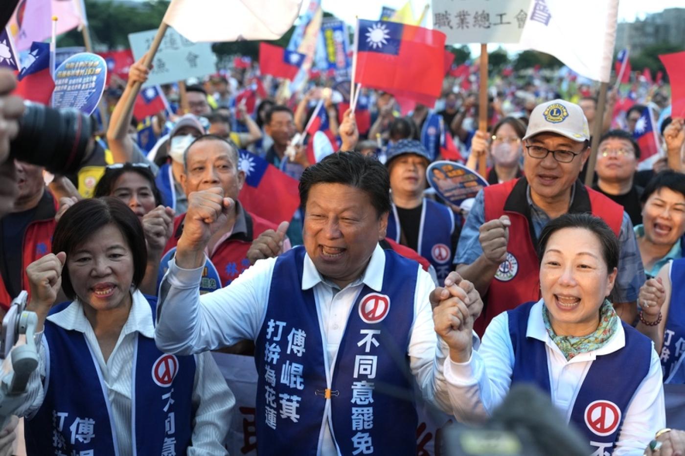 花蓮縣議員胡仁喊話縣長徐榛蔚（右）應普發現金、還稅於民。中央社
