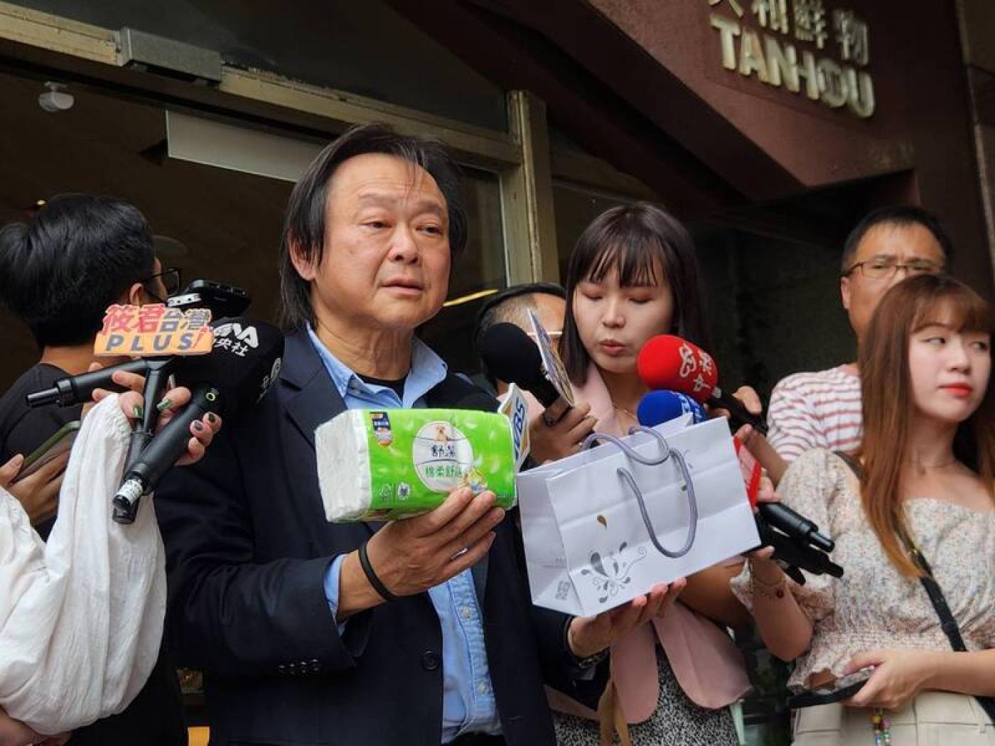 民進黨中常委王世堅（圖）30日出席中常會，特別帶了一包衛生紙，要送柯建銘「讓他自己去擦屁股」。中央社