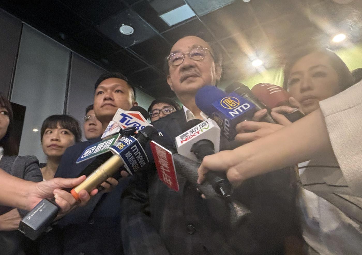 民進黨立法院黨團總召柯建銘（右2）26日表示，尊重罷免結果，失敗的人沒有悲觀的權利，但仍會堅定捍衛民主的價值與決心。中央社