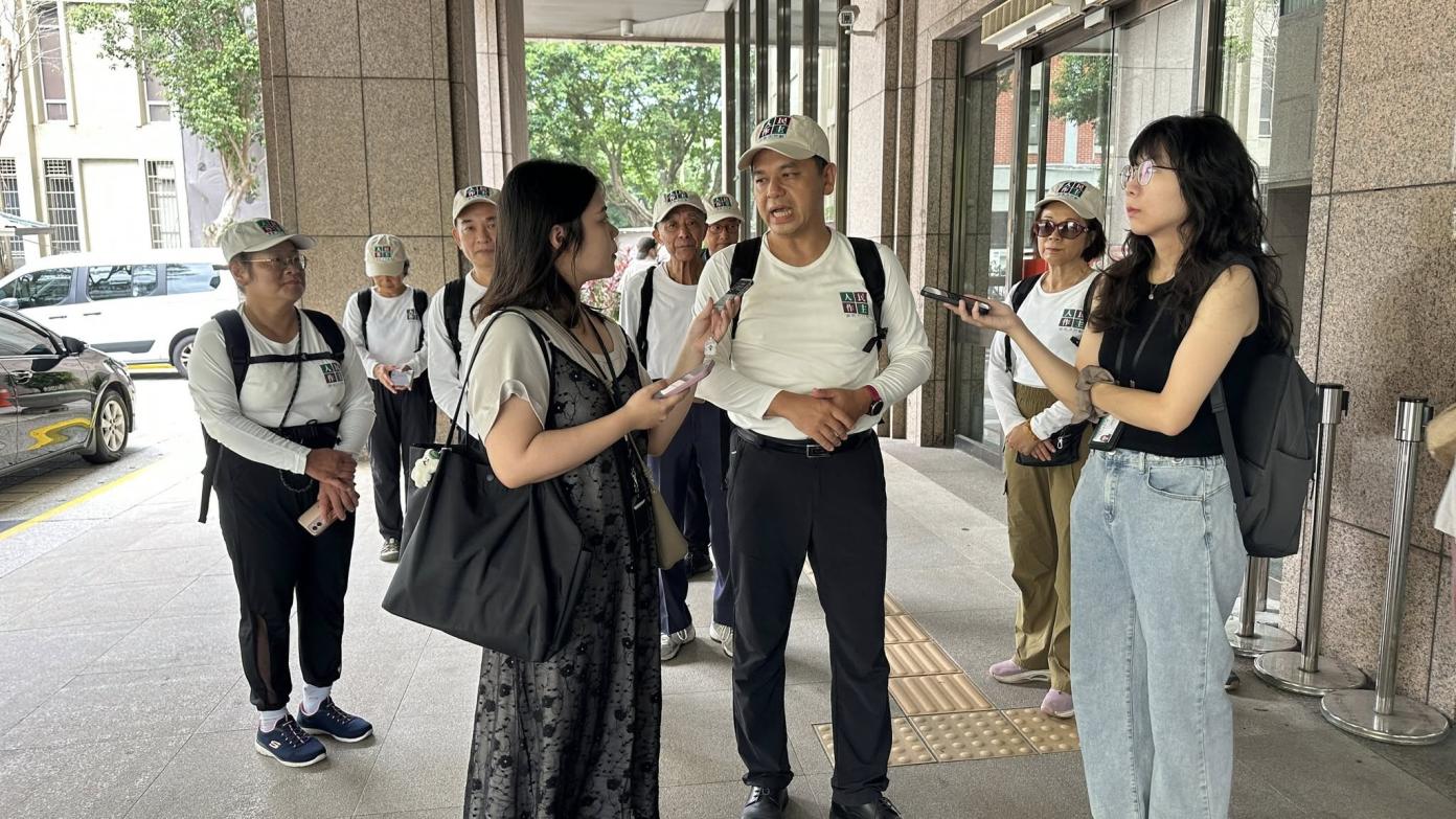 人民作主志工團提廢《憲訴法》修法公投，今赴中選會領取該公投案之電子連署系統認證碼，並即刻開始進行電子連署。翻攝人民作主志工團臉書