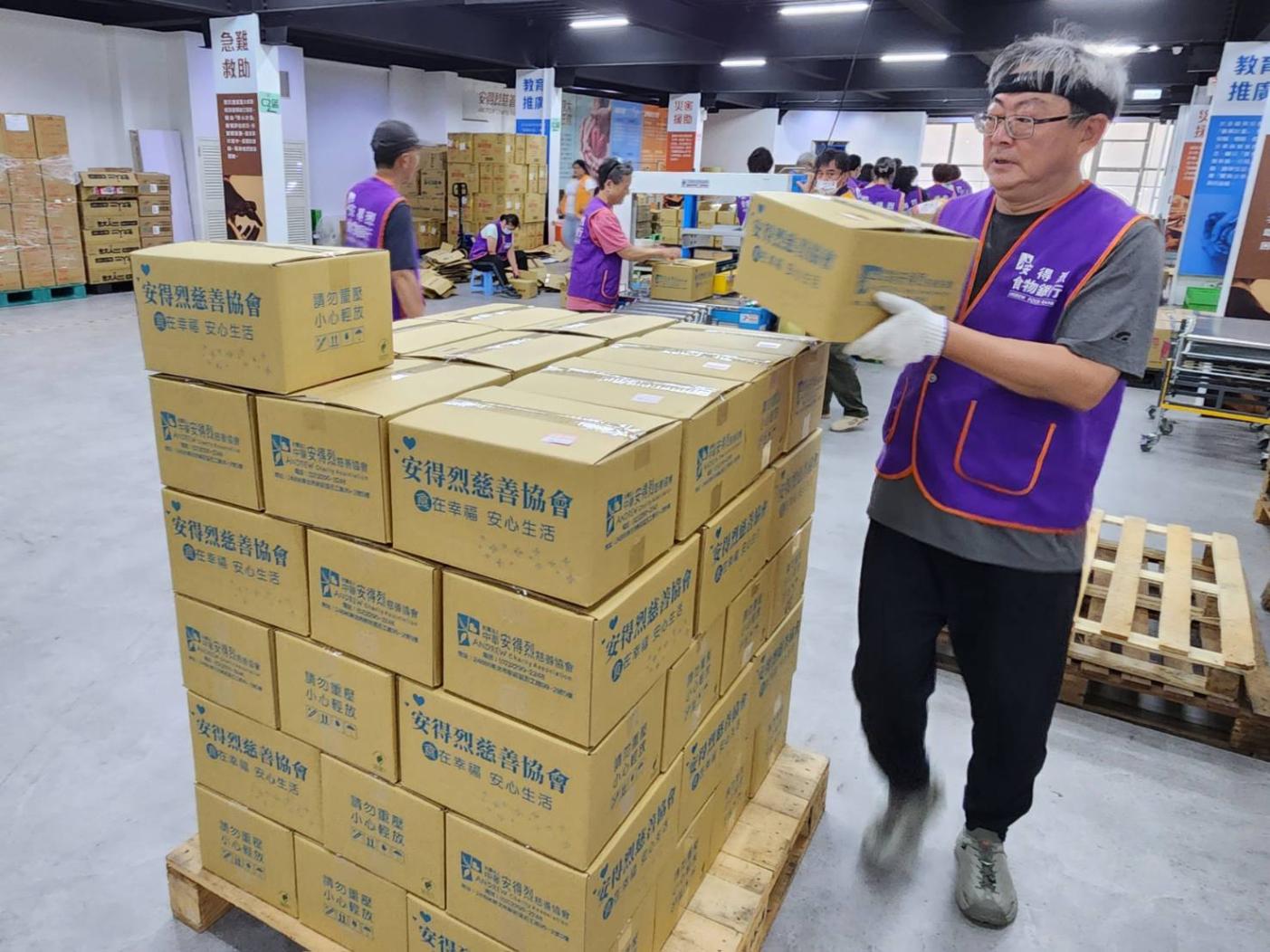 安得烈慈善協會馳援嘉南災區， 緊急送出千餘箱安心食物箱助災民渡難關。安得烈提供