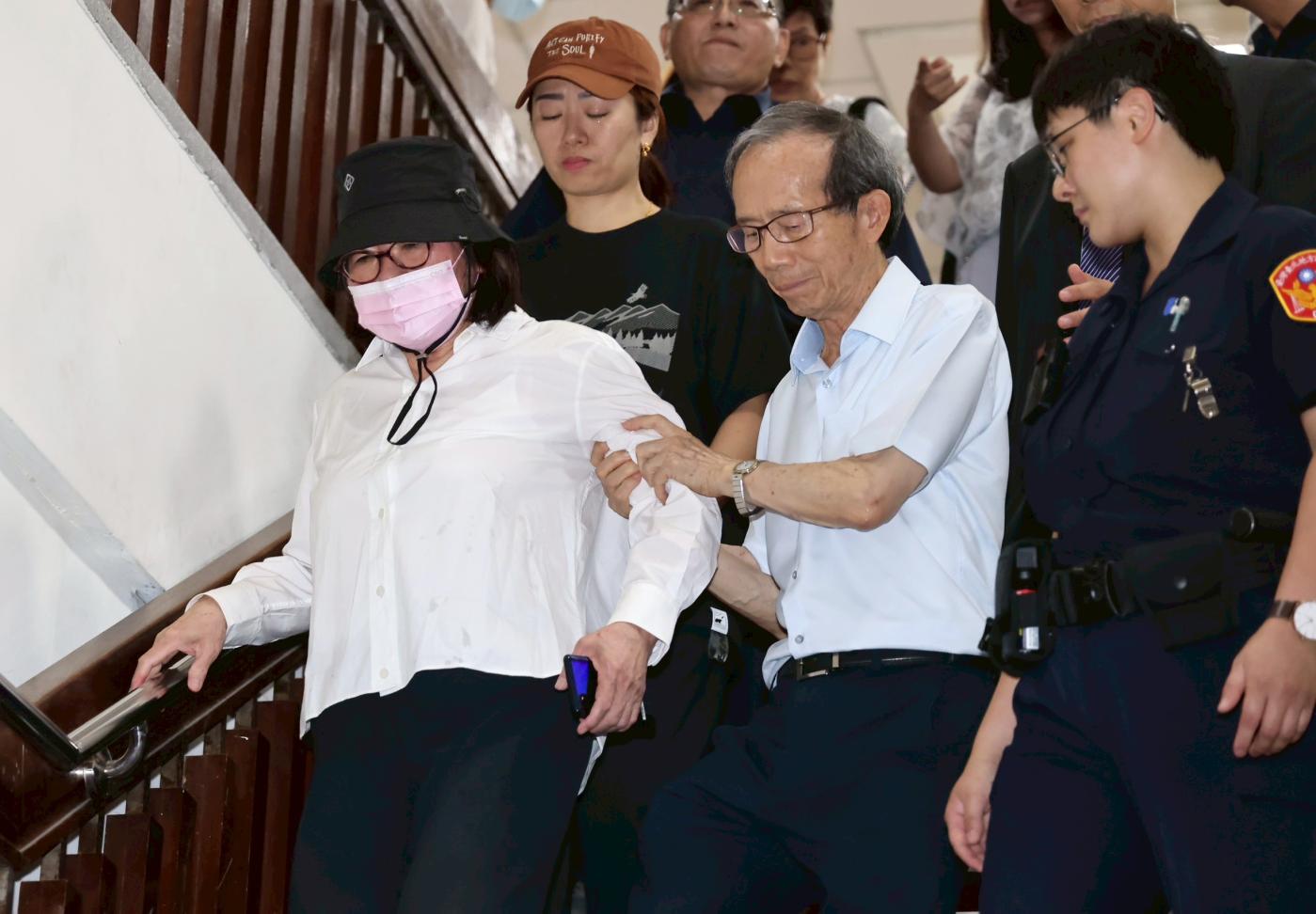 獲得交保的國民黨北市黨部主委黃呂錦茹傍晚在夫婿攙扶下離開法院。林啟弘攝